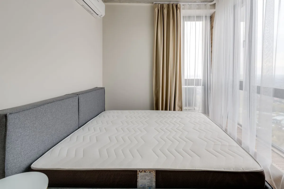 Colchão sem roupa de cama, pronto a ser lavado